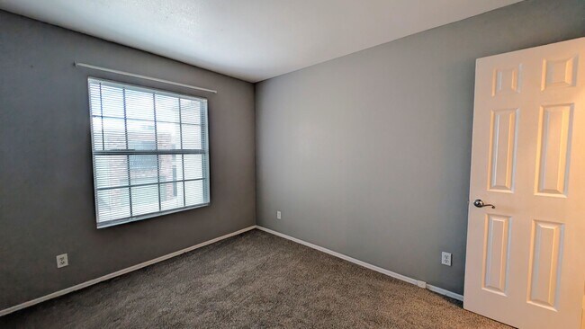 Building Photo - 3 Bedroom Townhome Near W University Dr and S Hardy Dr!