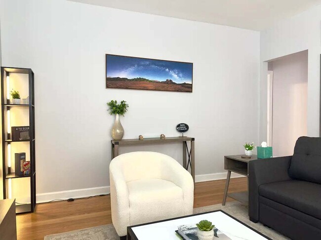 Building Photo - 6441 N Hamilton Ave