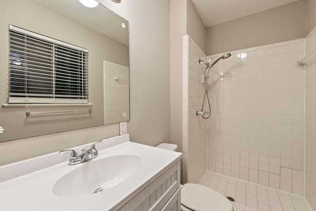 Building Photo - Beautiful 4 Bedroom, 2 Bathroom home in no...