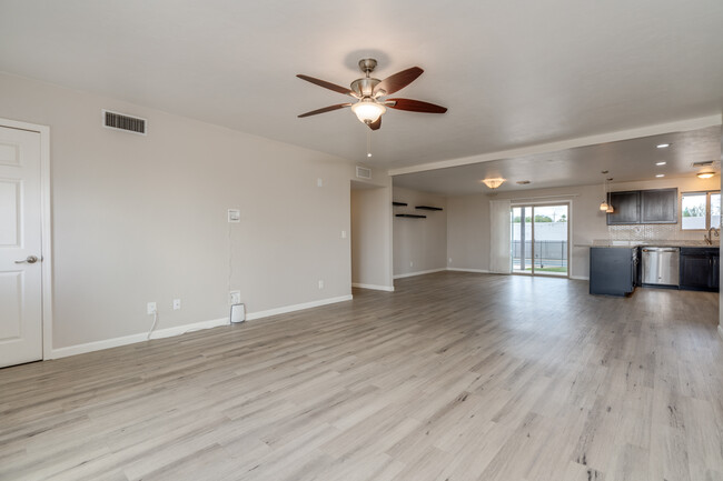 Building Photo - 6842 N Camino de las Brisas