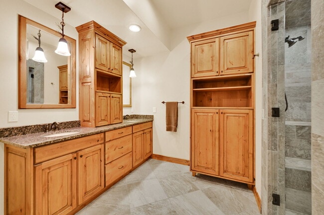Building Photo - 3573 N Elkview Dr
