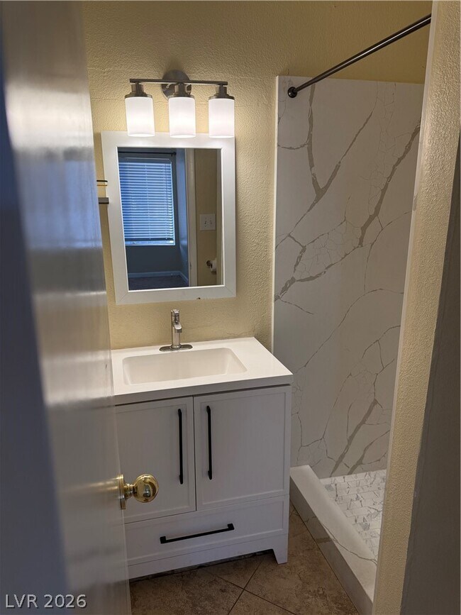 Building Photo - 1390 Hialeah Dr