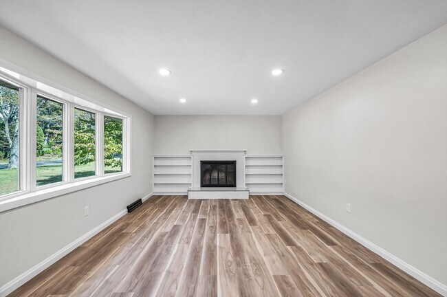 Building Photo - 557 Maple Rd