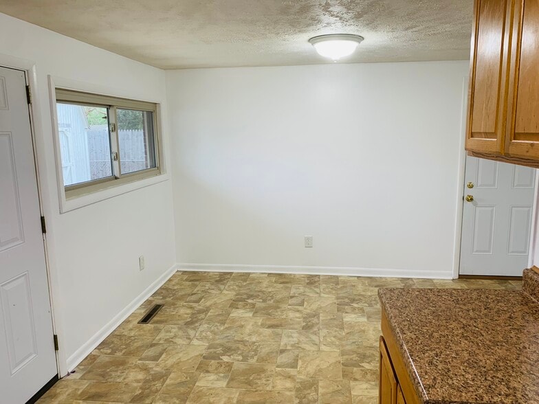 Dining room - 4796 Lamme Rd