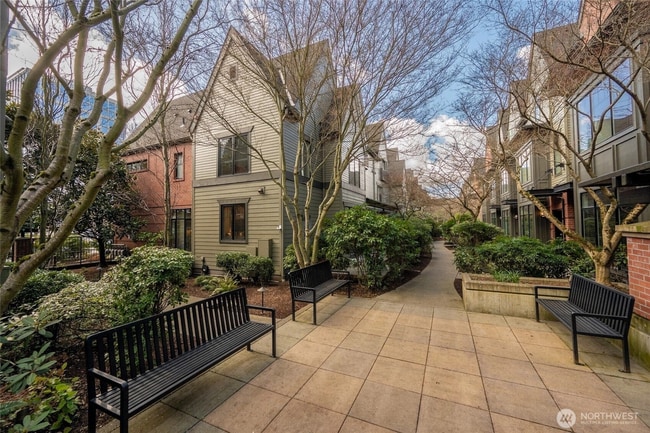 Building Photo - Rare Townhome 2 bed 2 bath in Heart of Bellevue Downtown