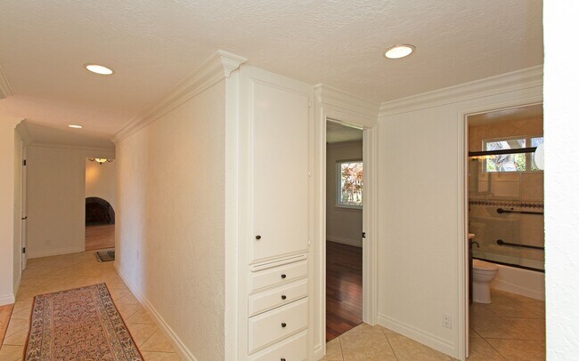 Building Photo - Stunning & Spacious Encinitas Home w/ Gorg...