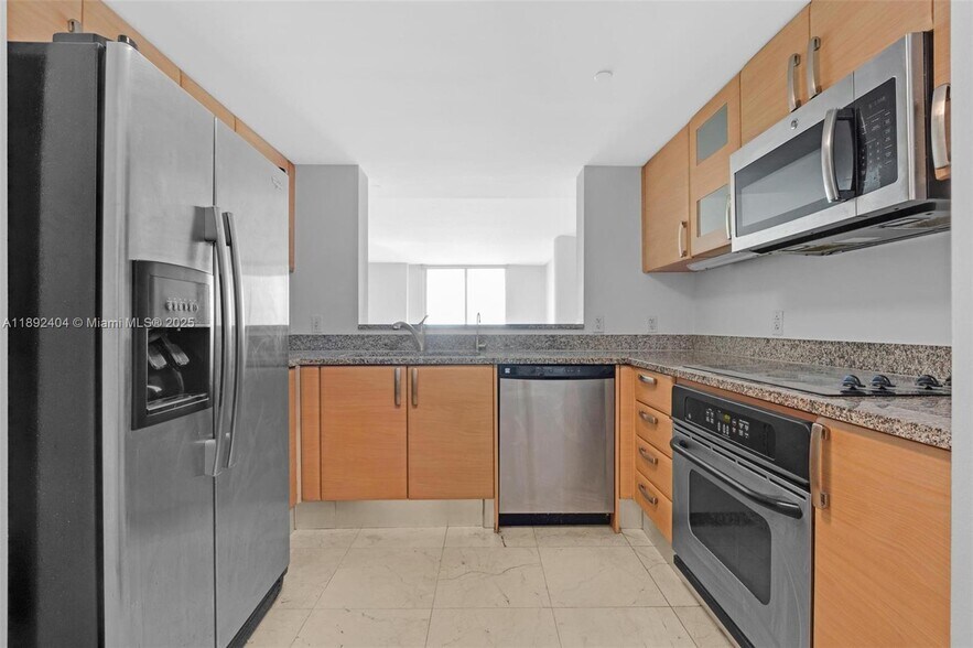 Building Photo - 2101 Brickell Ave