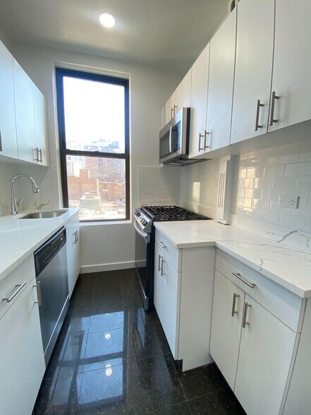Building Photo - 166 W 72nd St
