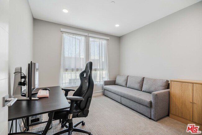 Building Photo - 6030 S Seabluff Dr