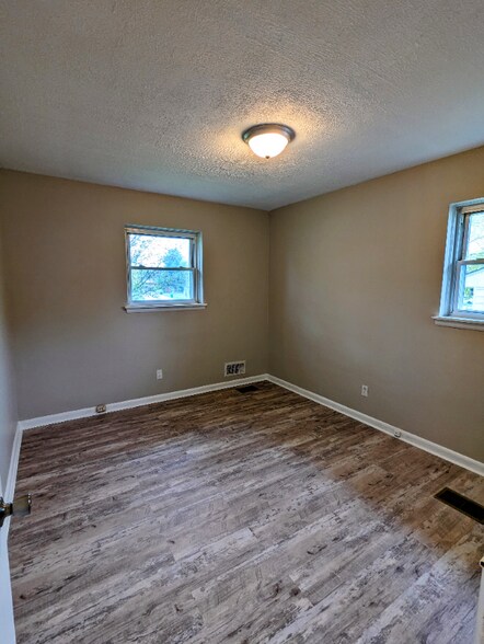 Building Photo - 303 Granvil Dr