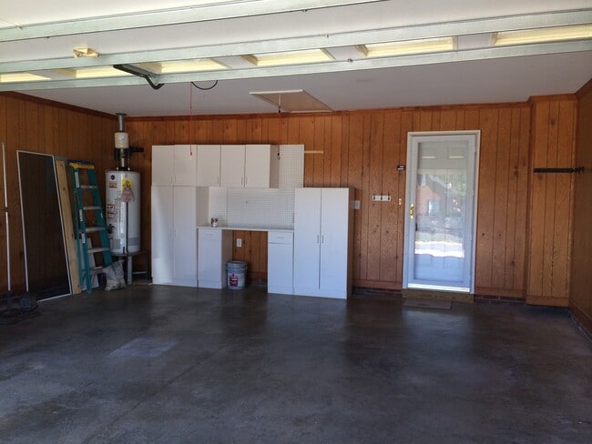 Building Photo - AVAILABLE TO SHOW!!!