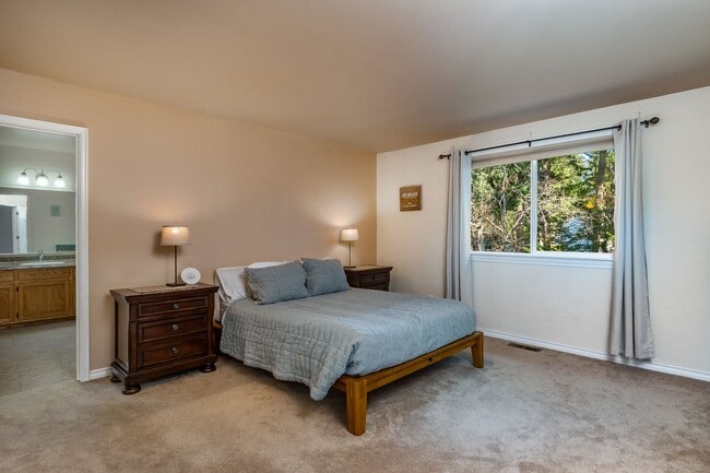 Building Photo - 3 Bedroom 2.5 Bath House