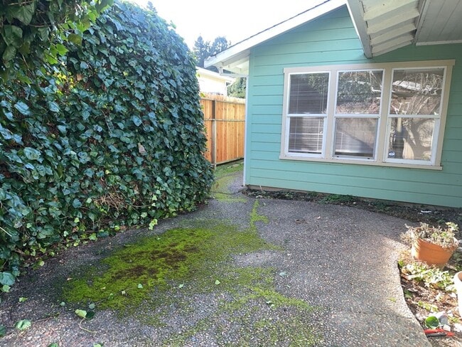 Building Photo - 3 Bedroom 2 Bath Home Located in the Cutten/Ridgewood Area