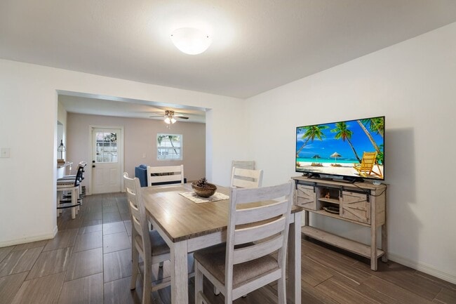 Building Photo - Nicely Remodeled & Updated 3 Bedroom 2 Bat...