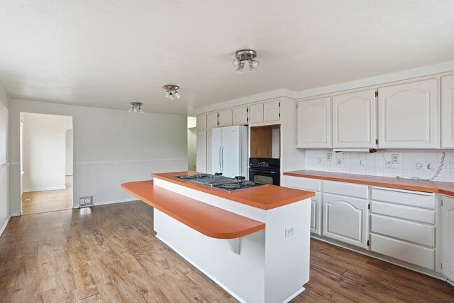 Building Photo - 611 S Ferrall St