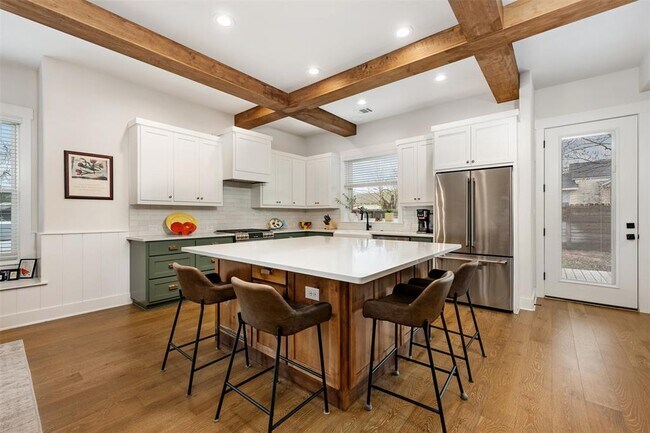 Building Photo - 510 E 7th St