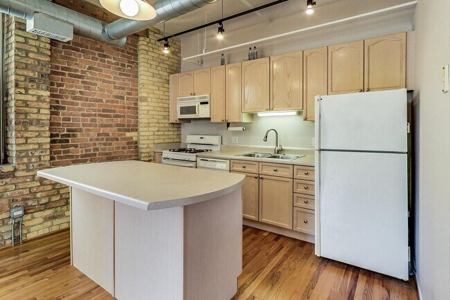 Building Photo - 420 S Clinton St