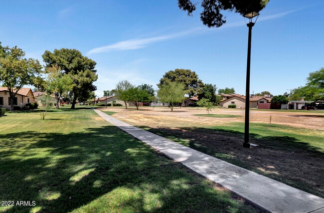 Building Photo - 3012 W Bethany Home Rd