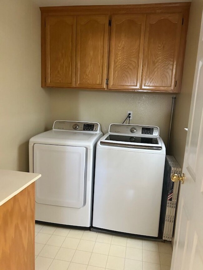 Building Photo - Spacious 4 bedroom, 2.5 Bathroom Available...