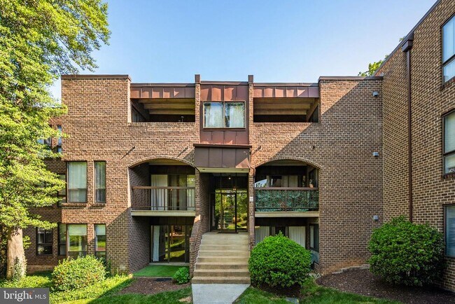 Building Photo - 11240 Chestnut Grove Square