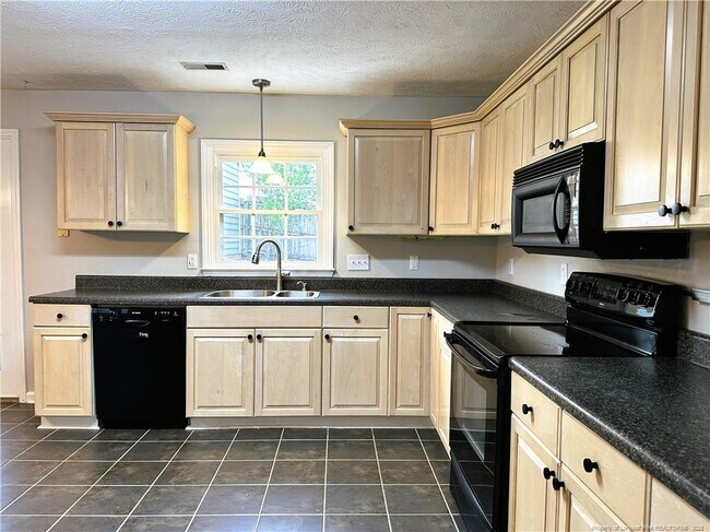 Building Photo - 2940 Amelia Dr