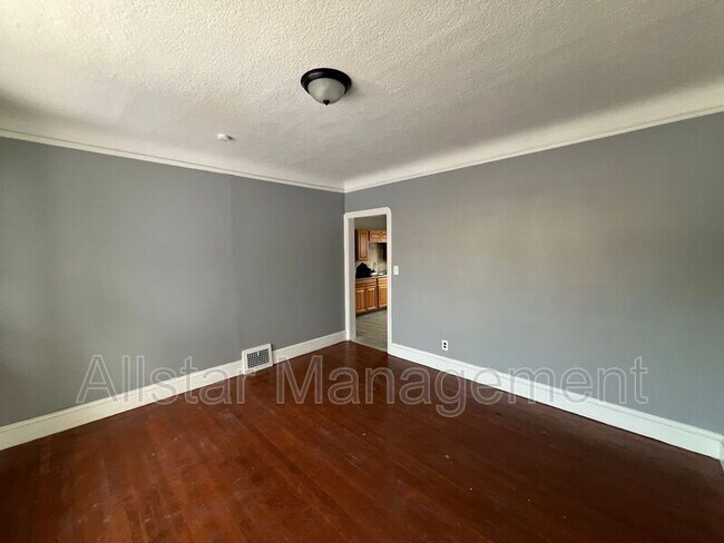 Building Photo - 3255 E 139th St