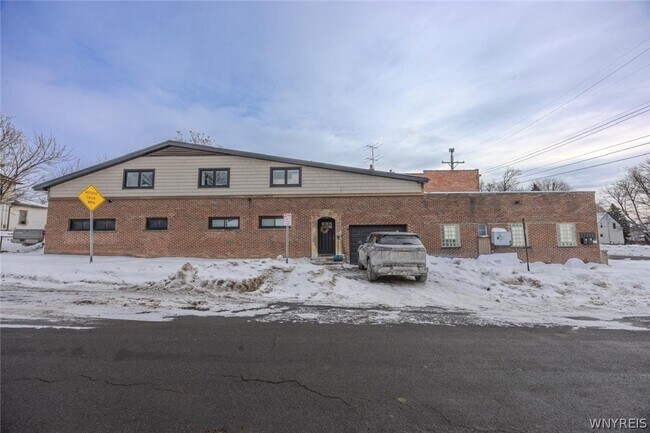 Building Photo - 1204 Niagara St