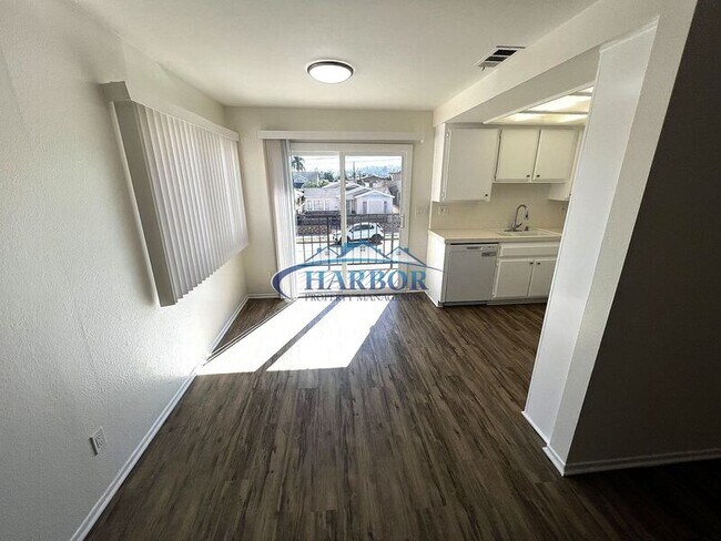 Building Photo - 672 W 12th St