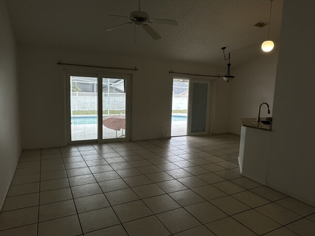 Family room and eat in Kitchen w/doors leading to back yard - 1120 Jennie Ridge Trl