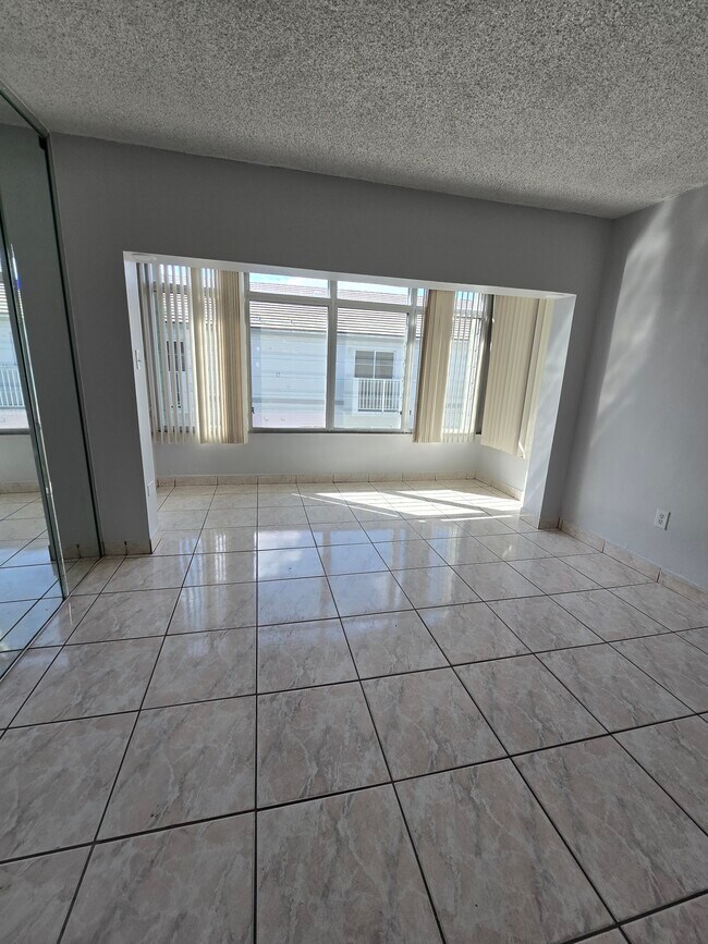 Building Photo - 120 ROYAL PALM Rd