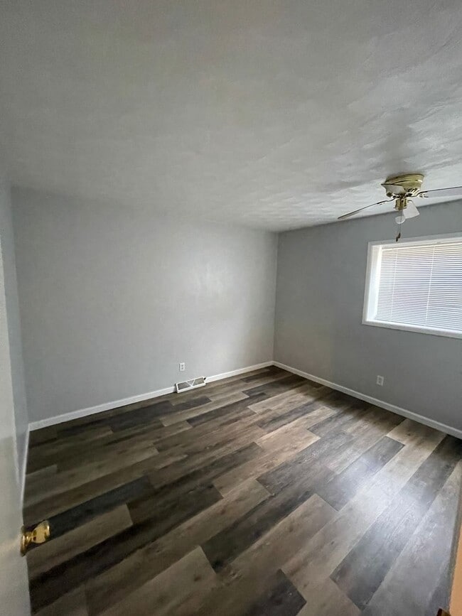 Building Photo - 729 W 61st St