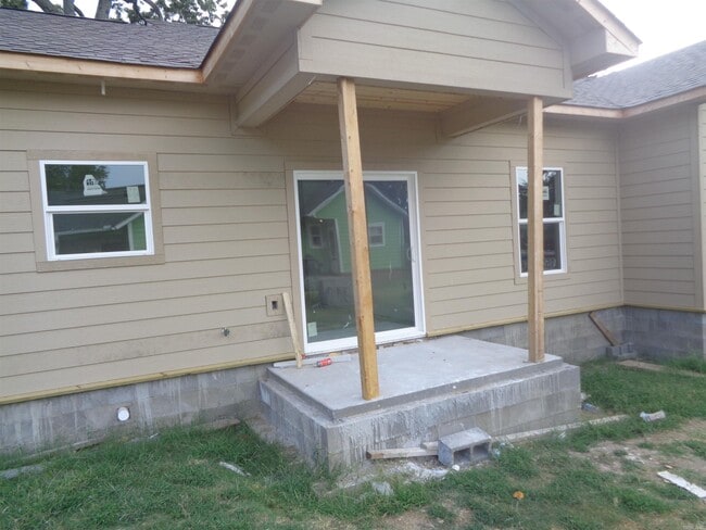 Building Photo - 1202 W 11th St