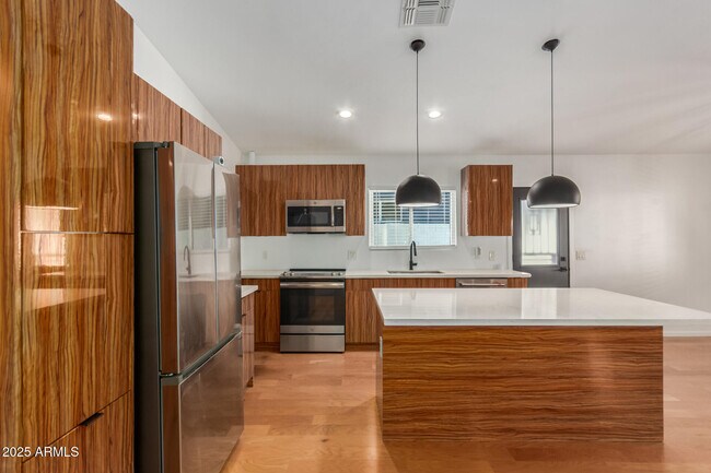 Building Photo - 1129 E McKinley St