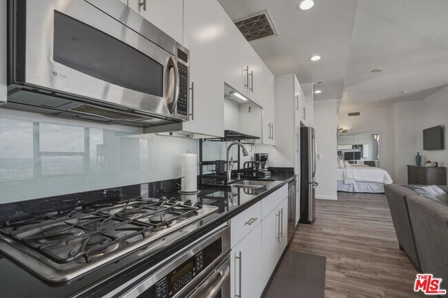 Building Photo - 1100 Wilshire Blvd