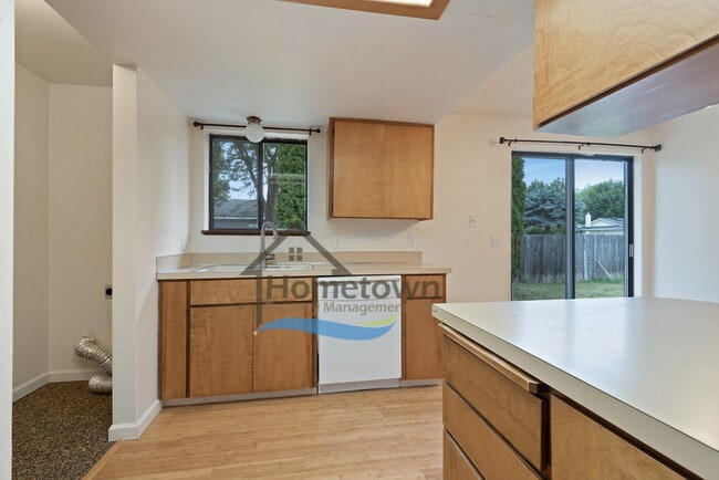 Building Photo - Great 3 Bedroom 2 Bath Duplex with Garage ...