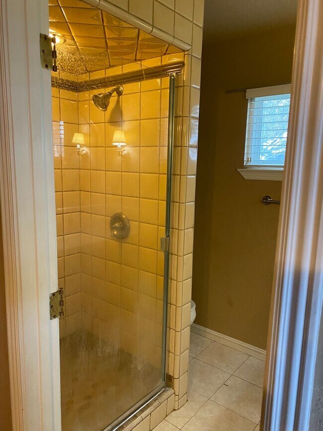 Building Photo - Country living and space!