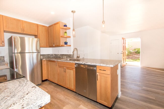 Building Photo - Elegantly Upgraded 2 Bed/1 Bath Condo in U...