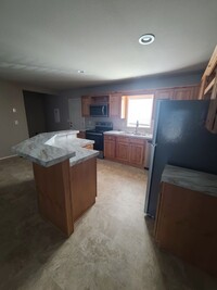 Building Photo - 3 bed 2 bath with garage