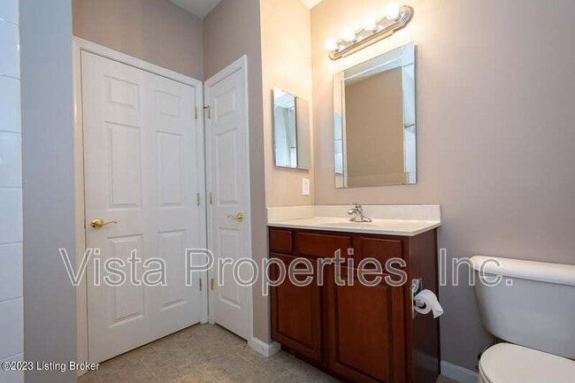 Building Photo - 2704 Bradford Commons Dr