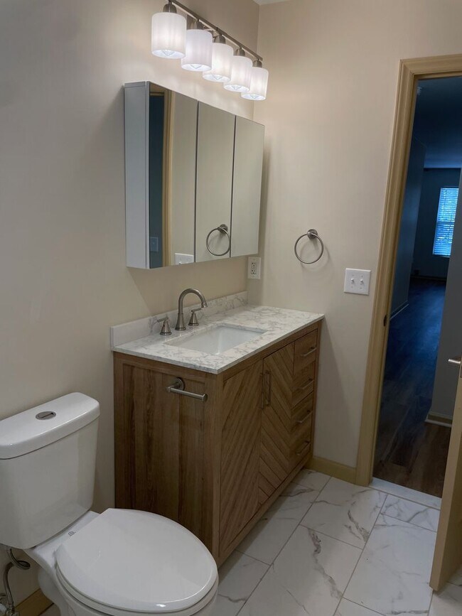 Building Photo - 1305