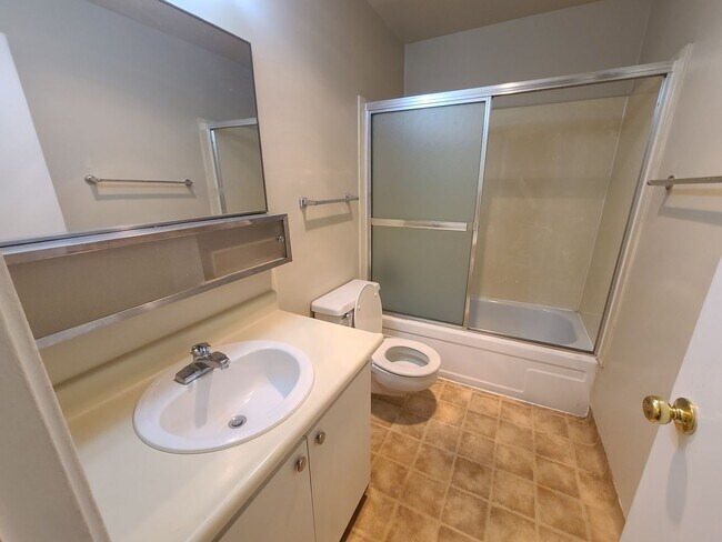 Building Photo - Utilities Included! Hayward 2-Bedroom with...