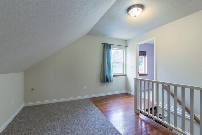 Building Photo - Charming Tacoma Craftsman!