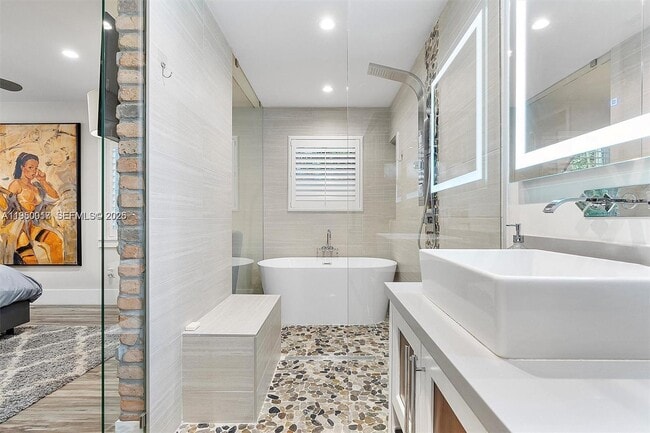 Building Photo - 700 Vilabella Ave