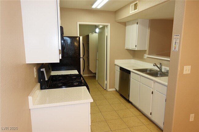 Building Photo - 7885 W Flamingo Rd