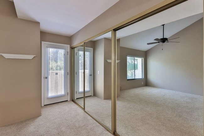 Building Photo - 8750 Villa La Jolla Dr