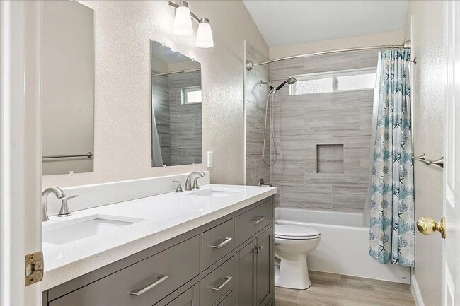 Building Photo - Updated Contemporary 3 Bed / 2 Bath Home w...