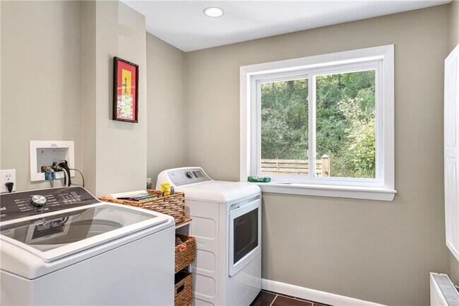 Building Photo - 140 Connection St