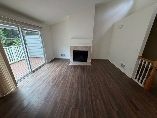Building Photo - Charming Condo Located in the Highly Desirable Mountain Park Neighborhood of Lake Oswego.