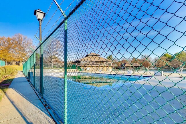 Building Photo - Clean & Fresh 2 + 2 close to METRO!