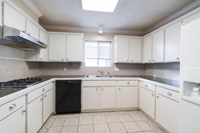 Building Photo - 5812 Community Dr